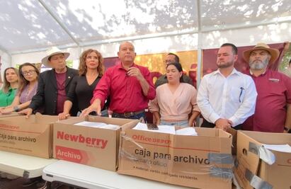 Diputados de MORENA en Chihuahua entregan 100 mil firmas para exigir la entrega de libros de texto