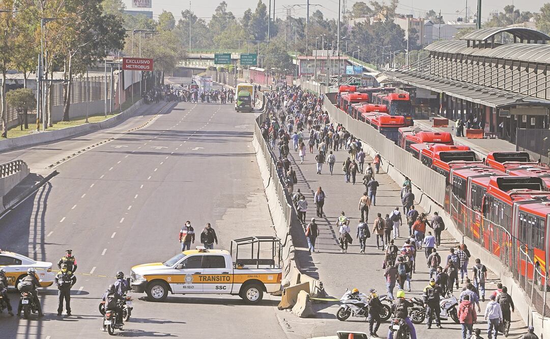 Por el bloqueo en Insurgentes, a la altura de Indios Verdes, las personas tuvieron que seguir su recorrido a pie para llegar al Metro. Foto: Carlos Mejía. EL UNIVERSAL