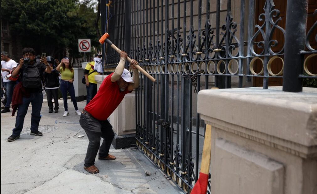 Integrantes de la CETEG realizan destrozos en la entrada de la Secretaría de Gobernación en la Ciudad de México, el 4 de junio de 2025. Foto: Diego Simón Sánchez/EL UNIVERSAL