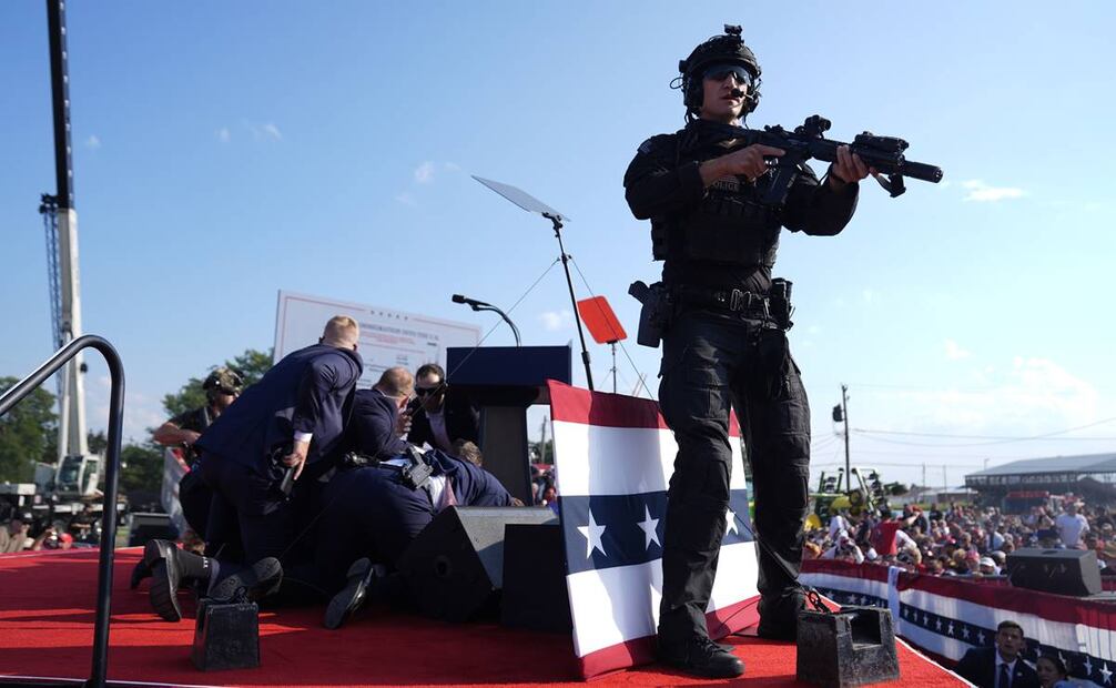 El expresidente y virtual candidato presidencial republicano Donald Trump es cubierto por agentes del Servicio Secreto. Foto: AP