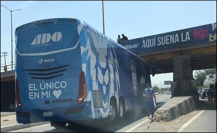 Autobús de Pachuca se atora en puente a su llegada a San Luis