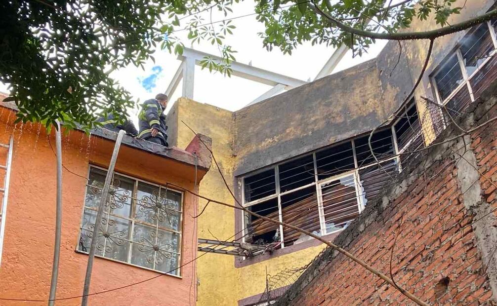 Se cumplen 6 horas de incendio en bodega de ropa en la alcaldía Cuauhtémoc (04/08/2025). Foto: Juan Carlos Williams / EL UNIVERSAL