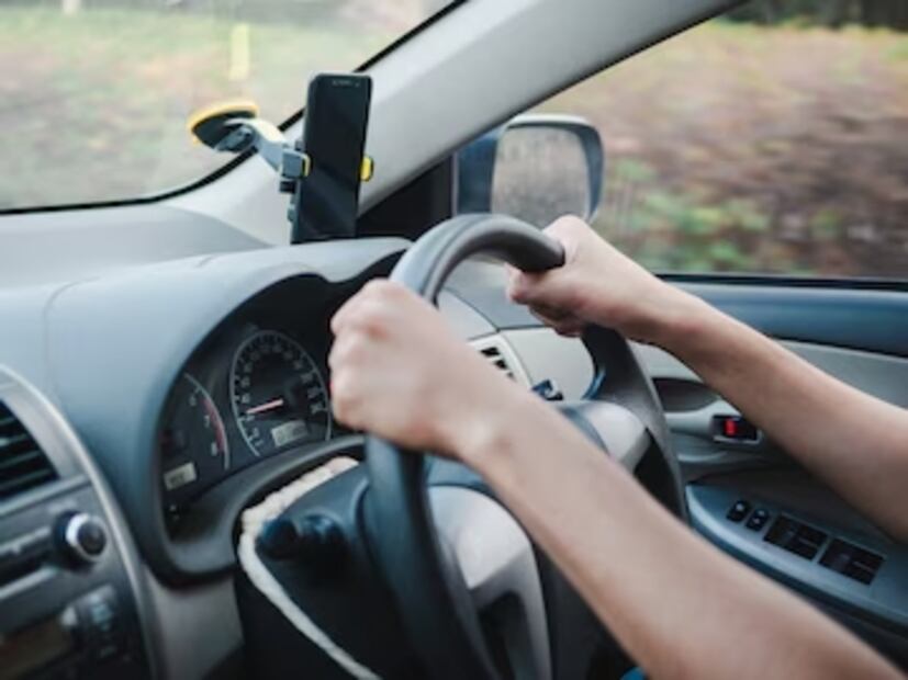 El volante debe sentirse firme y estable al manejar un auto. Foto: Freepik
