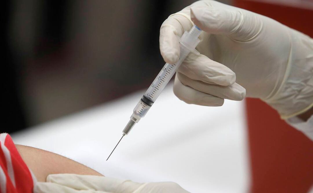 Según las últimas cifras ofrecidas hoy por la Comisión Nacional de Sanidad de China, la conocida como neumonía de Wuhan ha dejado ya 106 muertos  (Foto: AP)