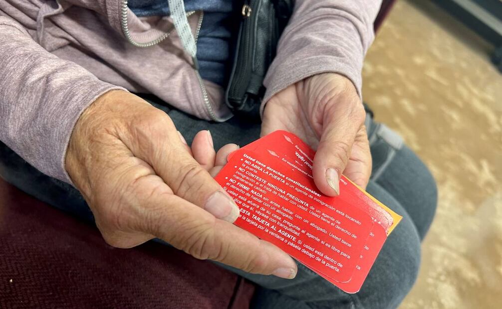 Fotografía de las manos de Gail Kocourek, una voluntaria del grupo humanitario Los Samaritanos, mostrando las tarjetas con información sobre derechos a migrantes que esperan ser procesados por la Patrulla Fronteriza, este lunes al sur de Tucson, Arizona (EU). Ciudadanos estadounidenses del grupo humanitario Los Samaritanos, que distribuyen agua y ayuda a migrantes en el desierto entre Arizona y México, relataron a EFE la persecución y arresto que enfrentaron en marzo pasado de hombres armados, encubiertos, en carros sin insignias y sin orden judicial, que resultaron ser agentes migratorios de EU. Foto: EFE