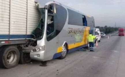 Choque entre autobús y tractocamión deja 4 heridos en carretera Arco Norte
