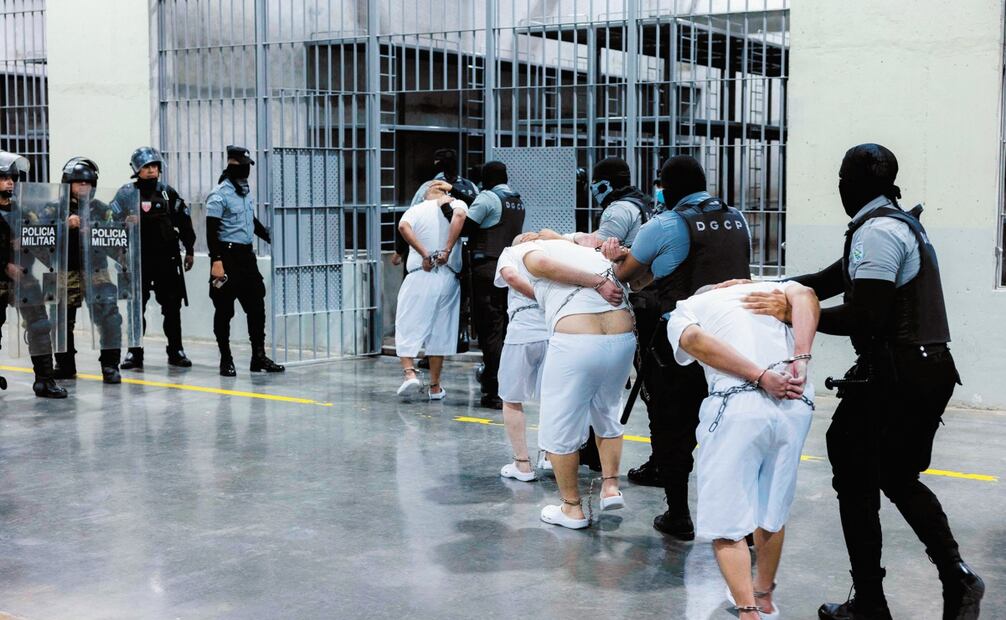Personas deportadas de Estados Unidos son ingresadas al Centro de Confinamiento del Terrorismo (Cecot), en El Salvador. Foto: AFP