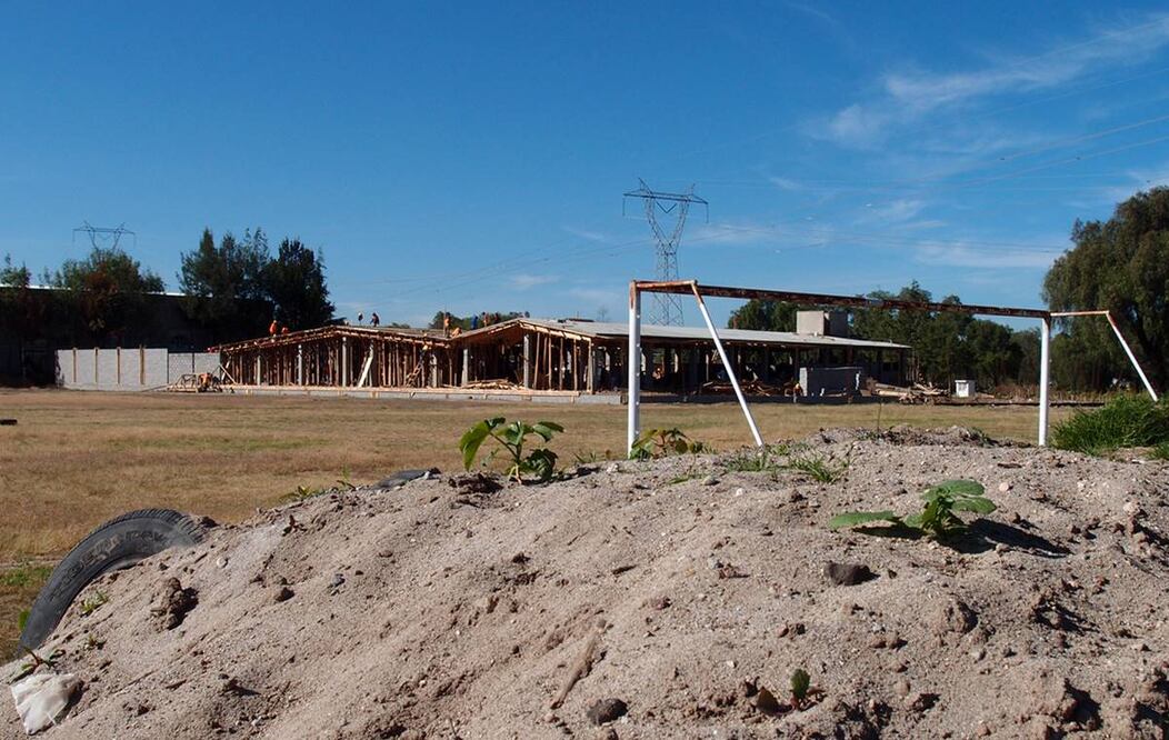 Terrenos donde se construye el cuartel de la Guardia Nacional en Tepetlaoxtoc, al oriente de Estado de México . Foto: Carlos Carabaña