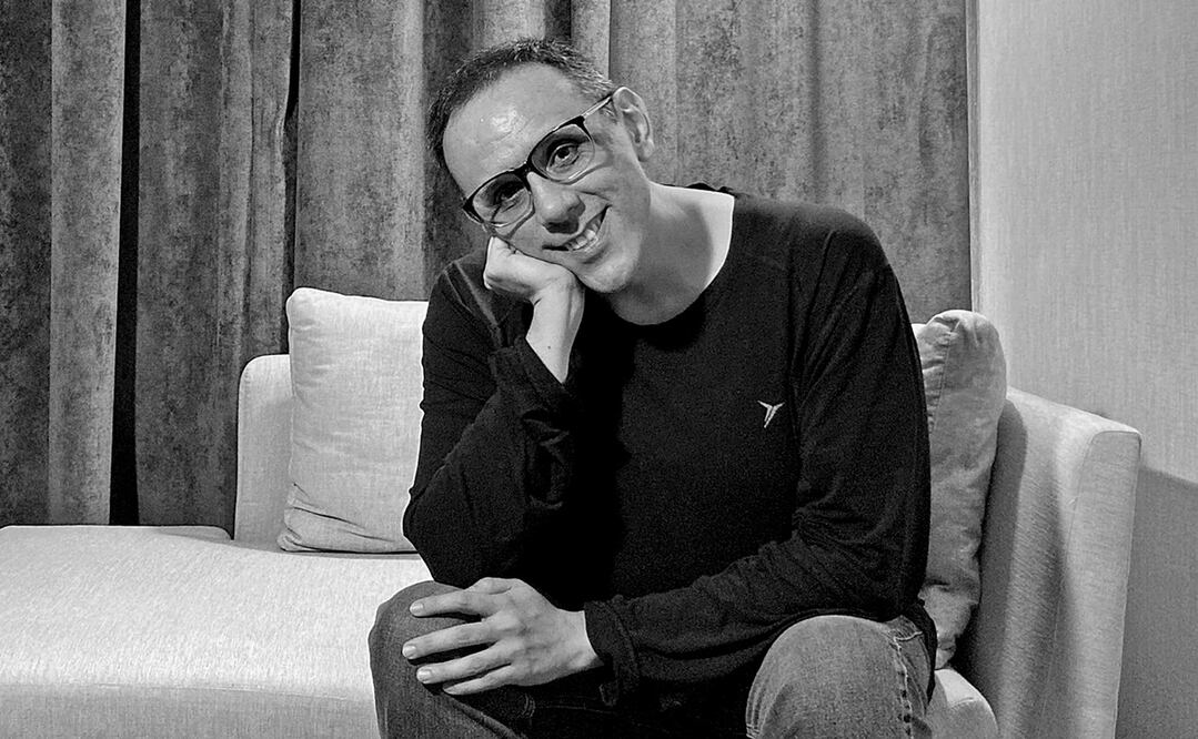 Las microhistorias de Alberto Chimal en La saga del Viajero del tiempo nacen de lo que llama “la imaginación fantástica” y están dirigidas al público joven. Foto: RAQUEL CASTRO, CORTESÍA DE LIBROS UNAM