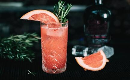 Cocteles con ginebra rosé para celebrar el octubre rosa