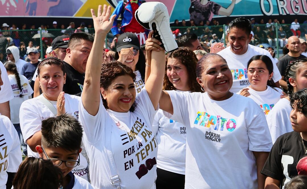 La mandataria capitalina se sumó a la clase de Box, usando un único guante de color blanco, con el que tiró jabs y ganchos. Foto: Especial