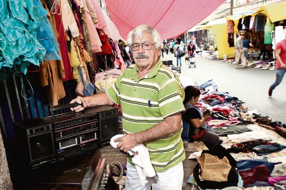 El señor Marcos Arango afirma que “antes tardábamos dos o tres horas en vender todo, ahora está crítica la cosa. Mis nietos dicen que estoy descontinuado. Cabrones, todavía le ando chingando”. (Fotos: ALEJANDRO ACOSTA Y JUAN CARLOS REYES)