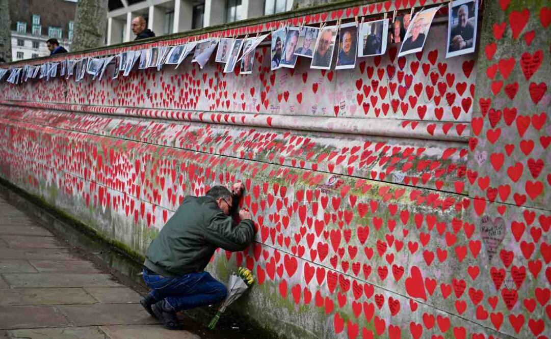 Un hombre llora ante un muro colocado en Londres con fotos de personas fallecidas durante la pandemia de Covid. (11/03/2025) Foto: EFE