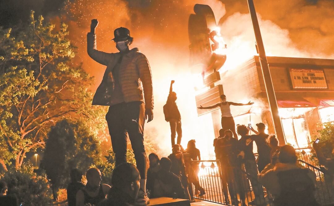 John Minchillo. Tercer lugar. Parte de la serie “Disturbios en Minneapolis: Después de la muerte de George Floyd”, muestra a manifestantes con los puños levantados el 29 de mayo de 2020, en protesta por la brutalidad policial. Fotos: Cortesía