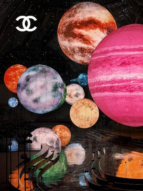 El Gran Palais se transformó en una galaxia para el nuevo debut de Matthieu Blazy en Chanel. Foto: Especial. Instagram @chanel