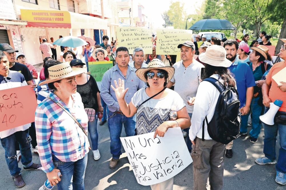 “Descansa Vale, nosotros no descansaremos hasta que se haga justicia”, “Ni una menos, no más feminicidios” y ”Justicia para Valeria”, fueron algunas de consignas de los manifestantes, quienes llegaron al Palacio Municipal de Nezahualcóyotl. (IRVIN OLI)