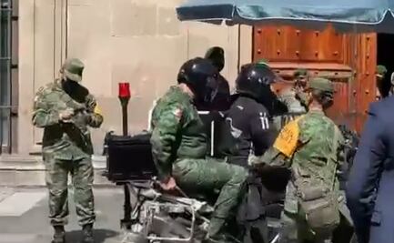 ¡Súbete a mi moto! El secretario de la Defensa Nacional llega en motocicleta a reunión con AMLO en Palacio