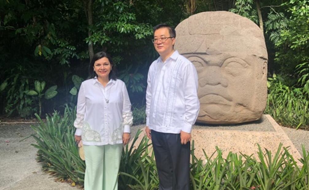 Embajador Landau visita Museo de La Venta y toca la marimba