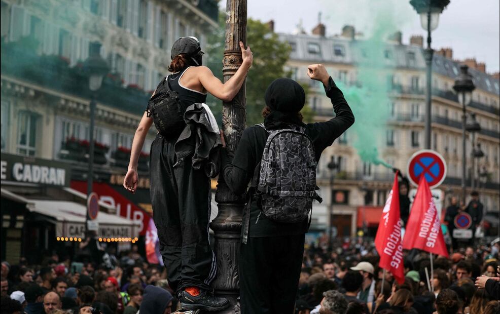 Manifestantes corean consignas frente a la estación de tren Gare du Nord de París, durante el movimiento de protesta "Bloqueemos todo", el 10 de septiembre de 2025. Foto: AFP