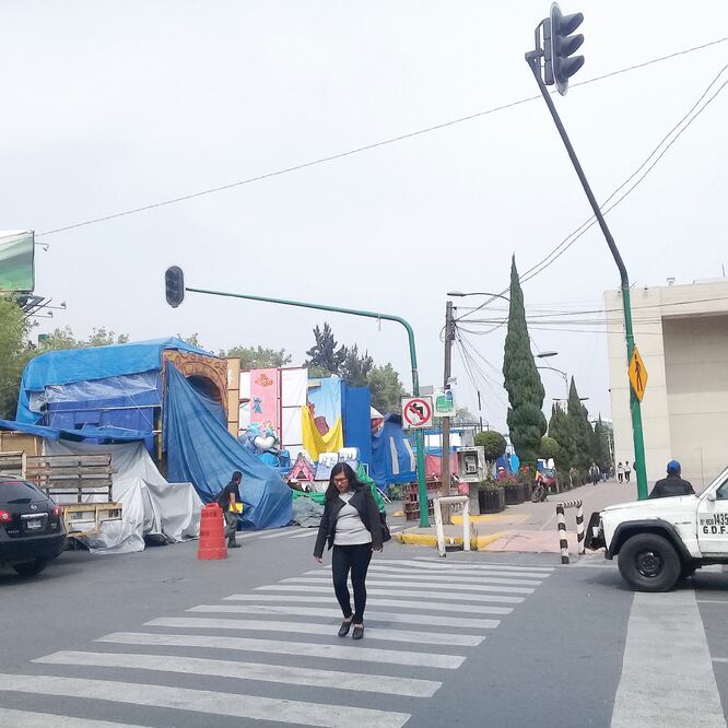 En los alrededores de la delegación Cuauhtémoc se instaló la tradicional verbena de fin de año y donde también se instala una feria. (ARCHIVO EL UNIVERSAL)