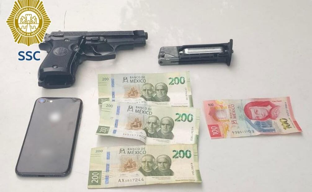 Le aseguraron una réplica de arma de fuego, un cartucho útil, así como un teléfono celular y dinero. Foto: Especial.