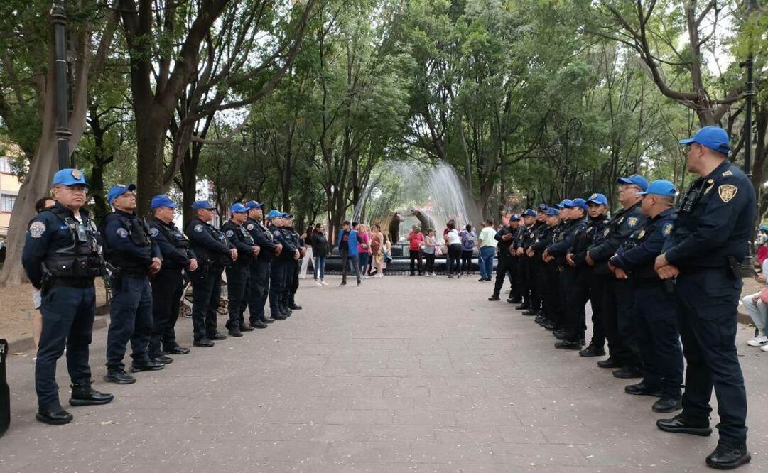 Policías se alistaron para la regularización del comercio informal en el centro histórico de Coyoacán. Foto: Especial.