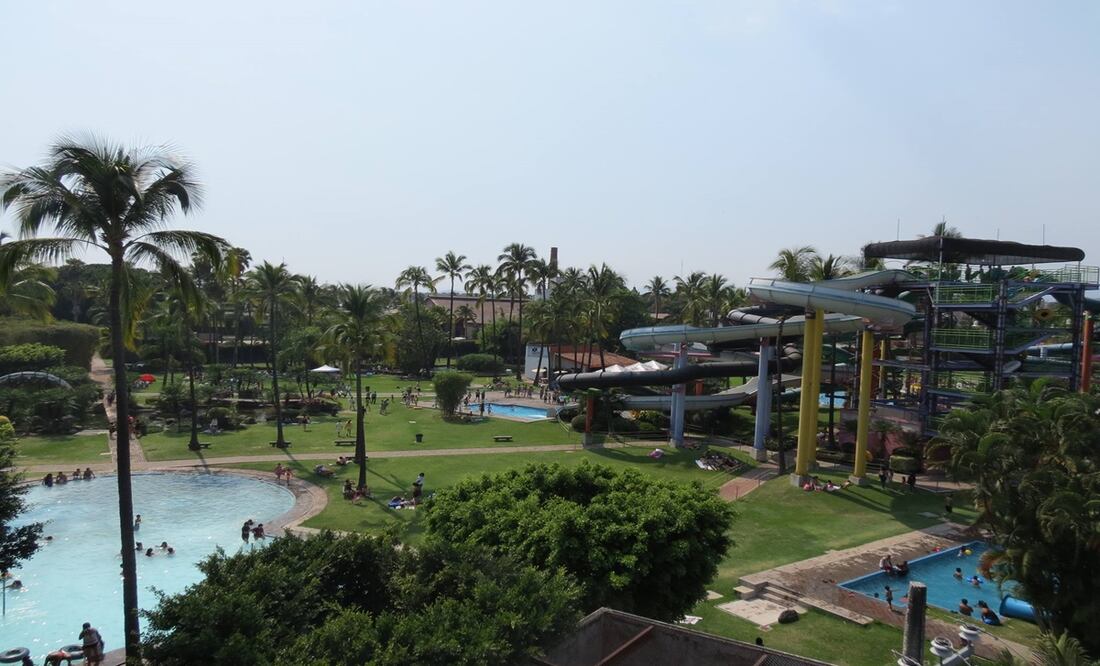 El balneario cuenta con más de 20 albercas y atracciones como toboganes o río con olas. Foto: Facebook Ex Hacienda de Temixco Parque Acuático