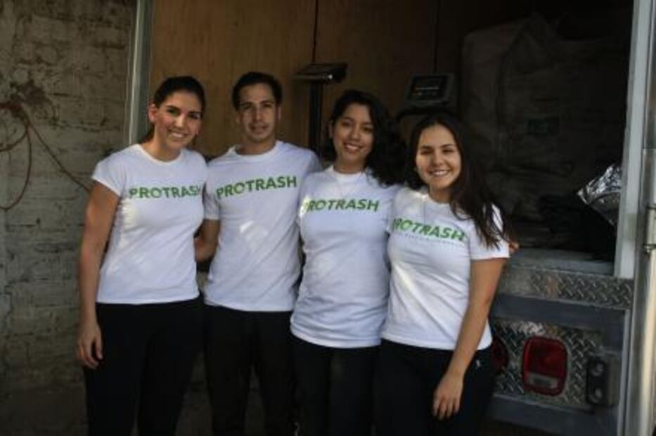 Jóvenes mexicanas dan dinero a cambio de basura