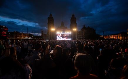 Más de 70 mil personas se reunieron en el Zócalo para revivir la presentación de Juan Gabriel, "Mis 40 en Bellas Artes"