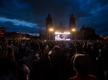Reporta Gobierno capitalino 70 mil personas en el Zócalo, durante proyección de concierto grabado de Juan Gabriel