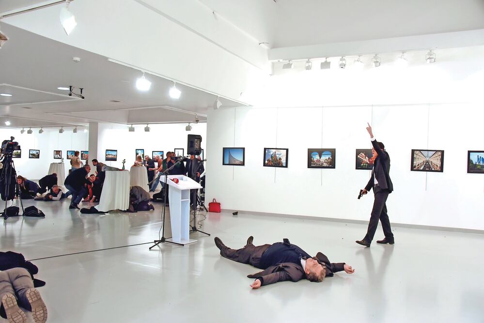 Tras inaugurar una exposición fotográfica dedicada a Rusia, en Ankara, el embajador ruso en Turquía, Andrei Karlov, fue baleado por un hombre quien gritó: “Alá es grande”, “no olviden Aleppo” y “no olviden Siria”. Luego fue abatido (REUTERS)
