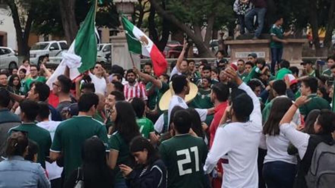 Festejan triunfo de México vs. Alemania en plazas de México