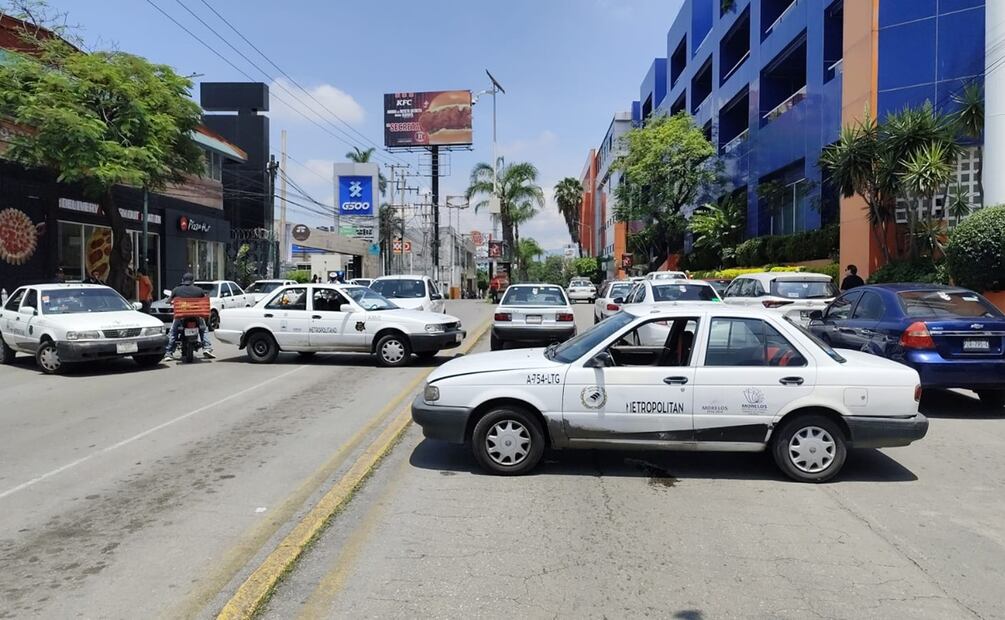 Taxistas colapsan Cuernavaca con bloqueo donde exigen prorroga para pago de refrendo vehicular. Foto: Especial