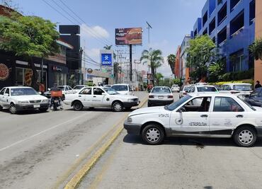Taxistas colapsan Cuernavaca; con bloqueo, exigen prorroga para pago de refrendo vehicular