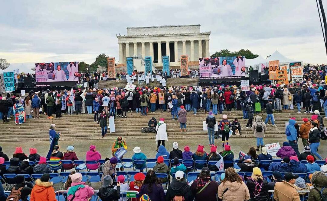 Cuando la multitud llegó al Monumento a Lincoln después del mediodía, la escena era imponente: un río de colores; el espacio estaba lleno de vida 19 de enero. Foto: Max Aub / EL UNIVERSAL