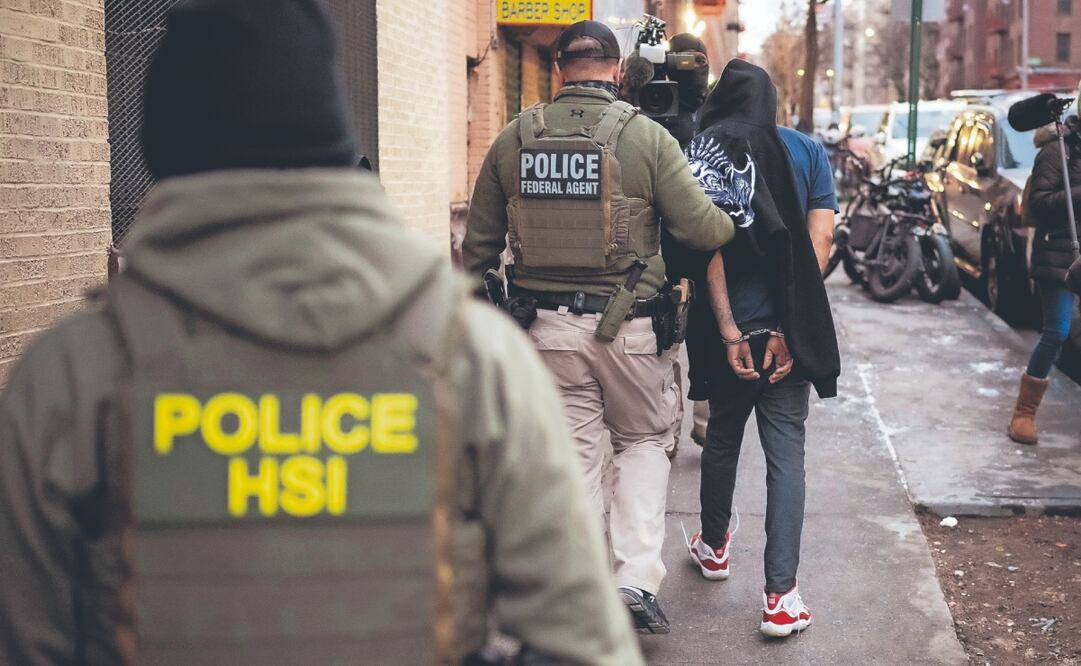 Policías de Estados Unidos detienen a migrantes. Imagen de referencia. Foto Especial