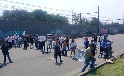 Afectados por inundaciones a causa de las lluvias realizan bloqueo en Calzada Ignacio Zaragoza; exigen ayuda del gobierno