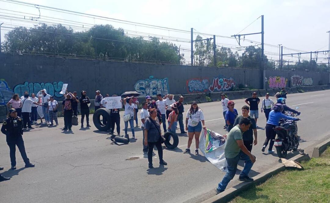 Aproximadamente 50 personas realizaron una concentración y bloqueo en los carriles centrales y laterales de Calzada Ignacio Zaragoza.
Foto: Especial.