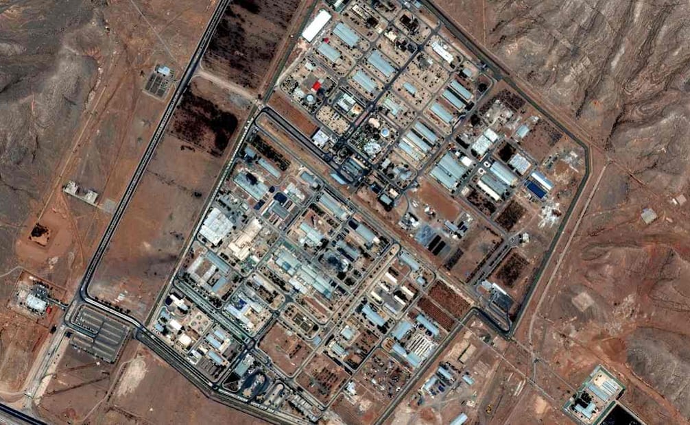 Esta imagen satelital proporcionada por Maxar Technologies muestra la planta de enriquecimiento nuclear de Isfahán, en el centro de Irán, el 14 de junio de 2025, tras ser alcanzada por ataques israelíes. Crédito: Imagen satelital © 2025 Maxar Technologies / AFP