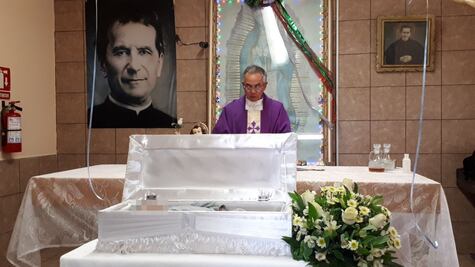 Realizan misa a bebé de migrantes hondureños fallecido por el frío en Sonora