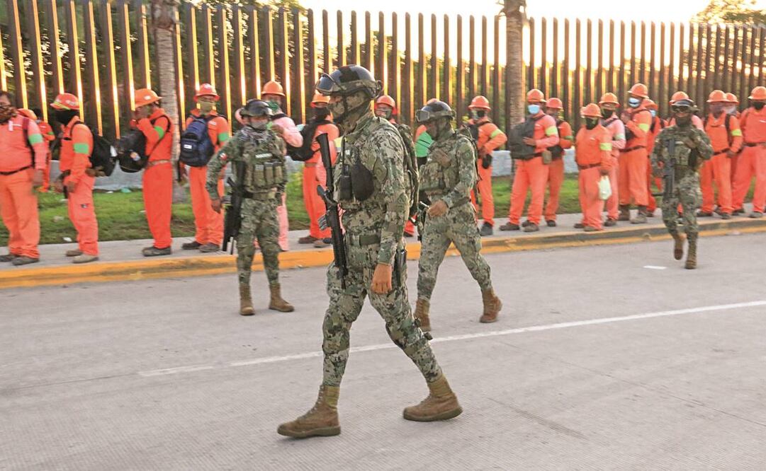 Elementos de la Marina y del agrupamiento antimotines de la policía municipal de Paraíso mantienen vigilancia en los accesos de la obra de la refinería de Dos Bocas. Foto: Luma López / EL UNIVERSAL.