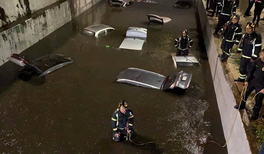 Policías de la CDMX laboran en el rescate de más de 20 vehículos que quedaron atrapados en el bajo puente de Viaducto Río de la Piedad al cruce con Francisco del Paso y Troncoso, tras las fuertes lluvias que se registraron, el 2 de junio de 2025. Foto: Valente Rosas/EL UNIVERSAL