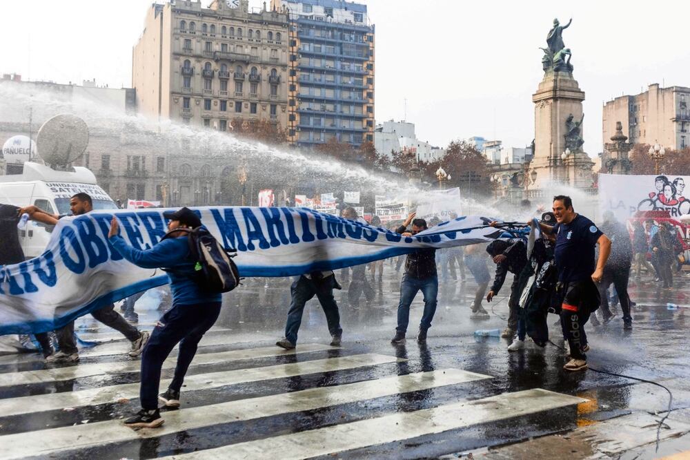 Manifestantes se enfrentaron contra la policía antidisturbios, frente al Congreso Nacional en Buenos Aires, el miércoles pasado. Foto: Tomas Cuesta | AFP