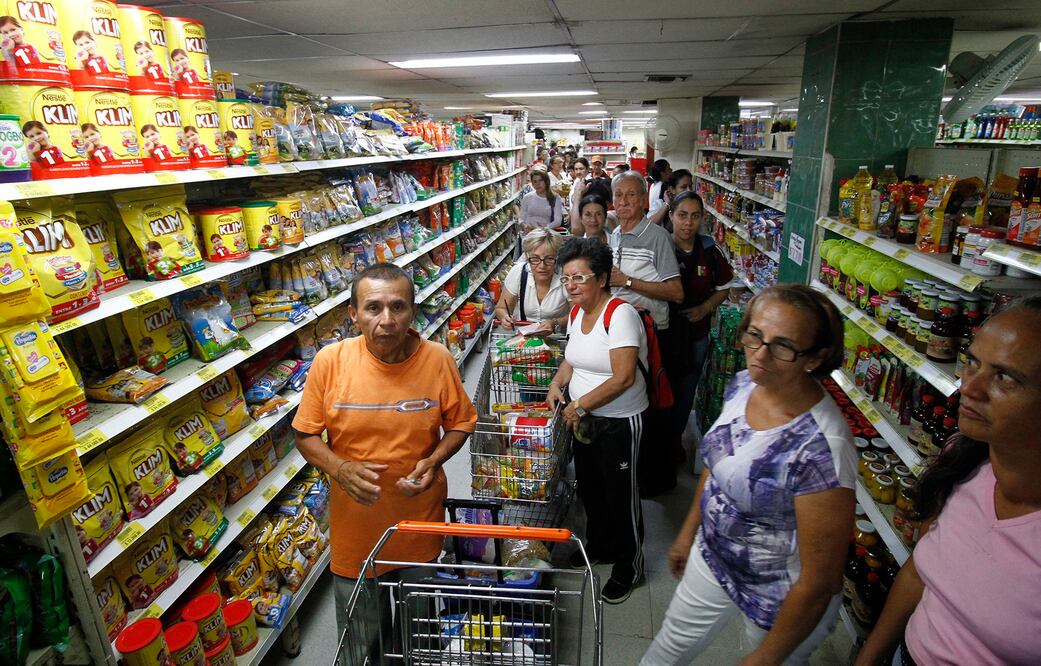 Venezolanos realizan algunas compras en un supermercado de Colombia ante la escasez que se vive en su país  (Foto: EFE)