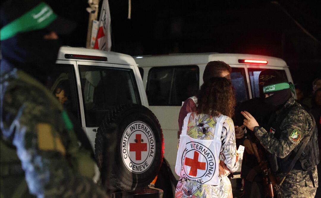 Hamás entregó varios rehenes a la Cruz Roja en Gaza, como parte de un intercambio bajo los términos de una tregua extendida en la guerra entre Israel y Hamas. Foto: AFP