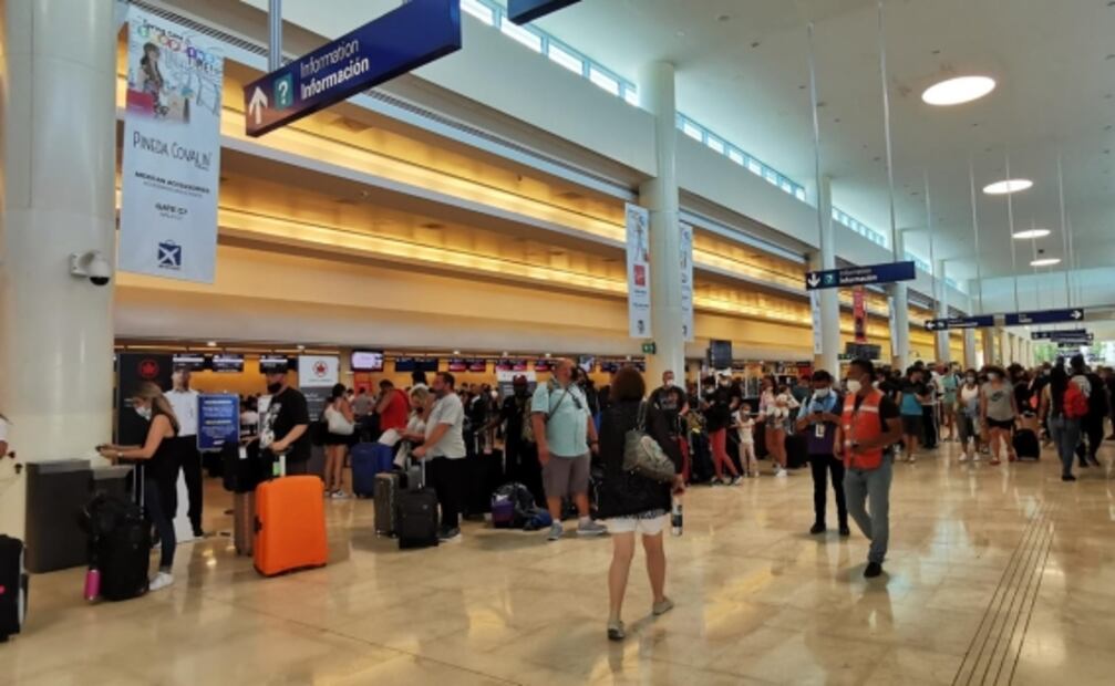 Caída de anuncios, causa de pánico en Aeropuerto de Cancún: GN