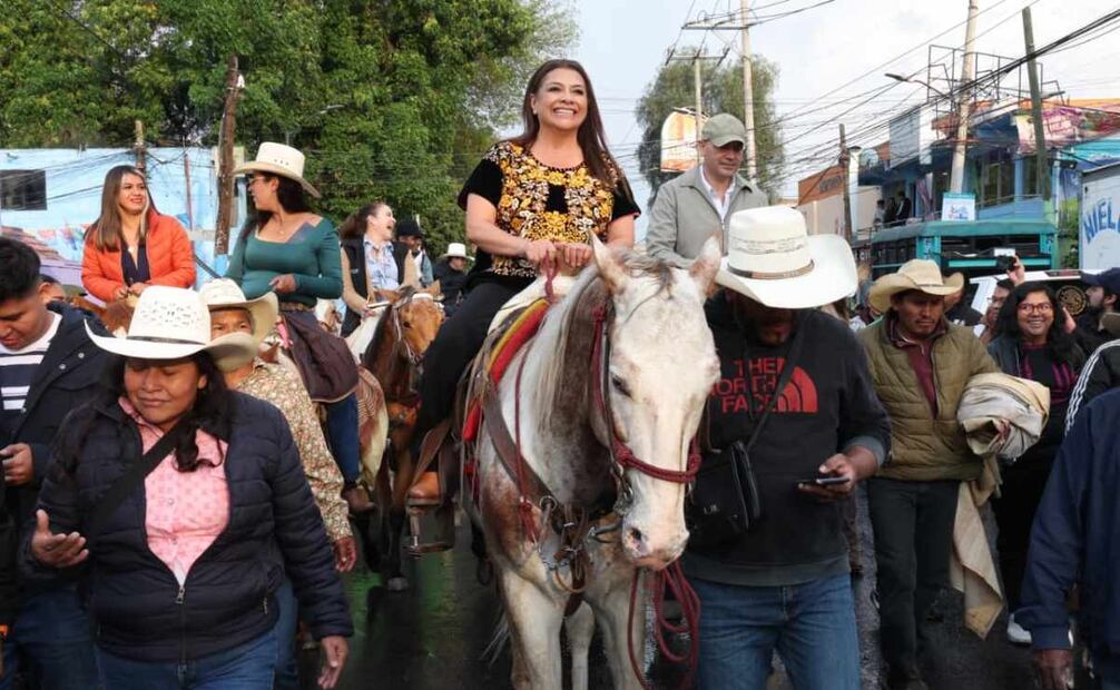 Clara Brugada recorrió a caballo las calles para escuchar también las peticiones de los vecinos. Fotos: Especiales.
