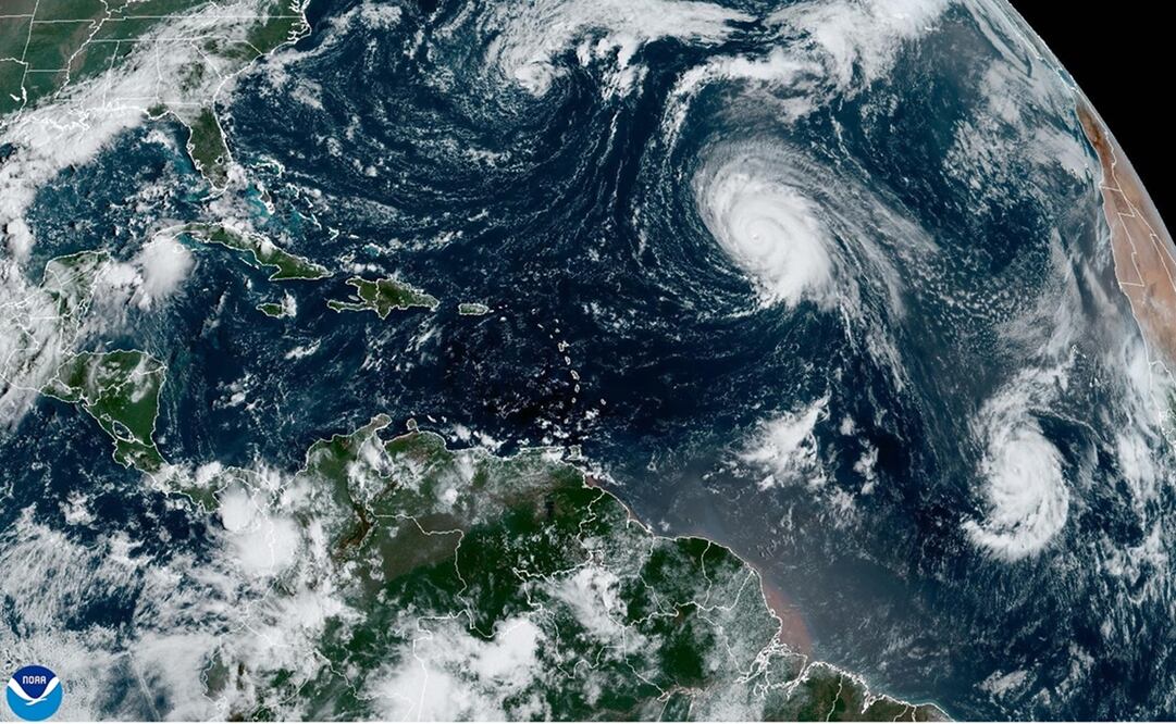 Fotografía satelital cedida este viernes por la Oficina Nacional de Administración Oceánica y Atmosférica (NOAA) a través del Centro Nacional de Huracanes (NHC) estadounidense donde se muestra la localización del huracán Kirk y la tormenta tropical Leslie en el Atlántico. Foto: EFE