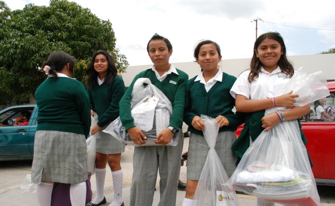 La Sedeso entregó los padrones de beneficiarios de los programas sociales, uniformes escolares gratuitos, útiles escolares gratuitos, entre otros. Foto: Archivo/ EL UNIVERSAL 