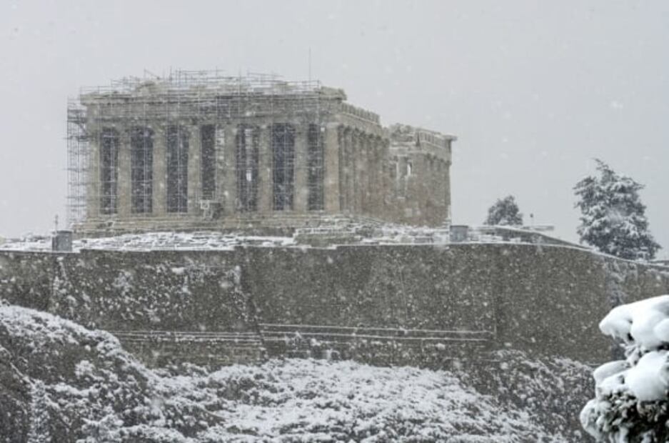 Espeso manto de nieve cubre la Acrópolis de Atenas. Así luce el icónico monumento de la Antigua Grecia